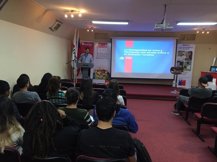  El profesional de la Dirección Regional de Senadis, Francisco Bustamante, expone en el Seminario.