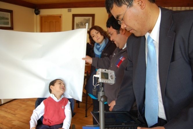 Toma de la fotografía a Nicolás Tampe para su nueva cédula de identidad.
