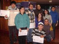 En la fotografía aparecen la Coordinadora Regional y los jovenes que participaron en el taller