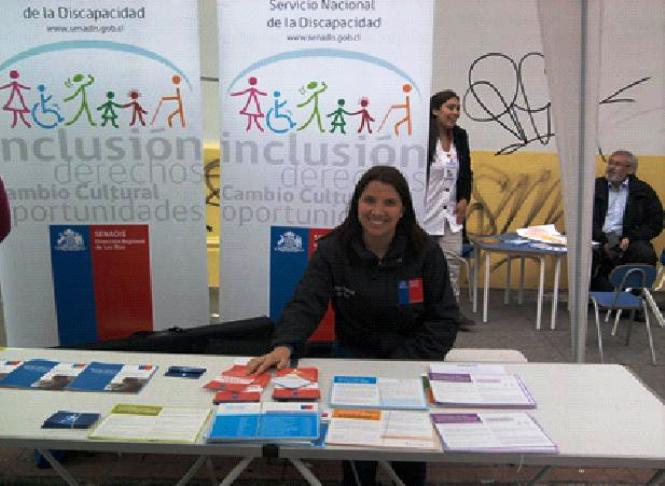 La Directora Regional de Senadis en estand informativo.