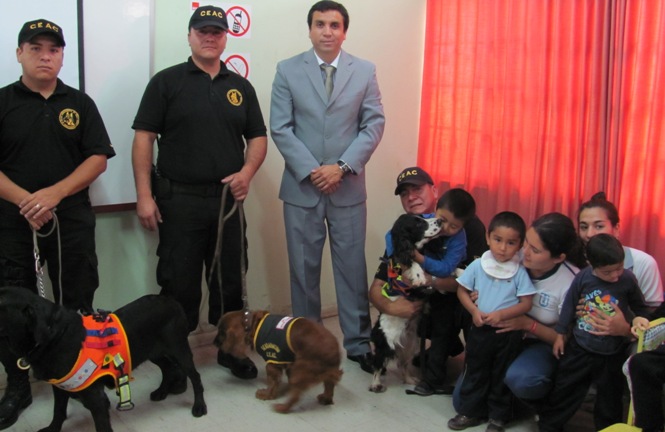 Autoridades en la Escuela Especial F22 donde se realiza canoterapia