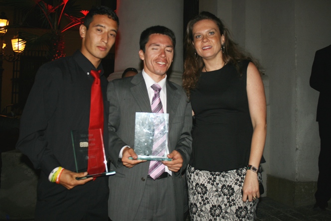 Directora Nacional del Senadis junto a Cristián Valenzuela y su guía.