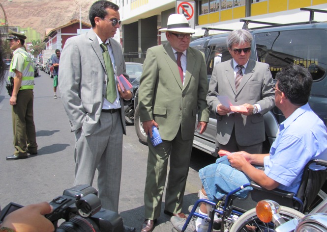 Autoridades regionales junto a persona con discapacida física