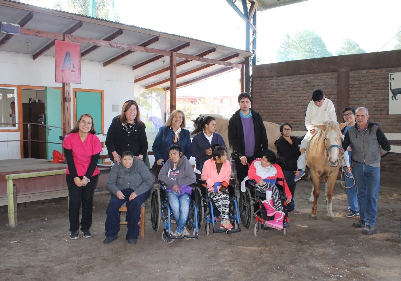 Autoridades junto a las personas beneficiadas por el proyecto.