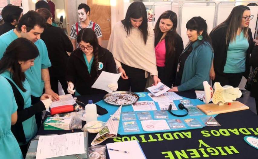 Autoridades recorren la Feria de Salud Inclusiva.