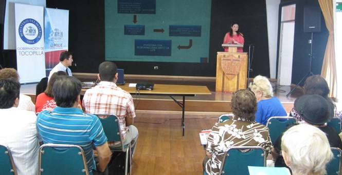 La profesional del senadis realiza presentación en la  Tercera Versión del Programa de Capacitación de Dirigentes Sociales