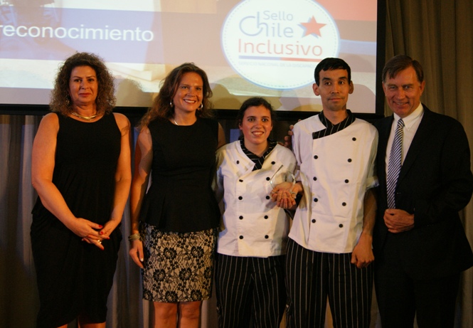 Directora Nacional de Senadis entrega Sello Chile Inclusivo Oro a empresa Aramark