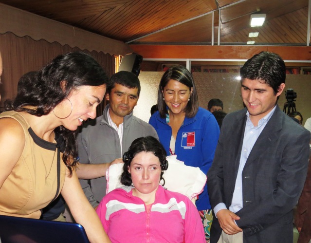 Autoridades entregan la ayuda técnica.