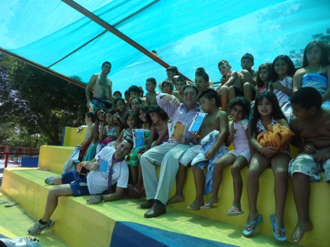 Director Regional del Senadis Valparaíso junto a niños que participaron en la charla. 