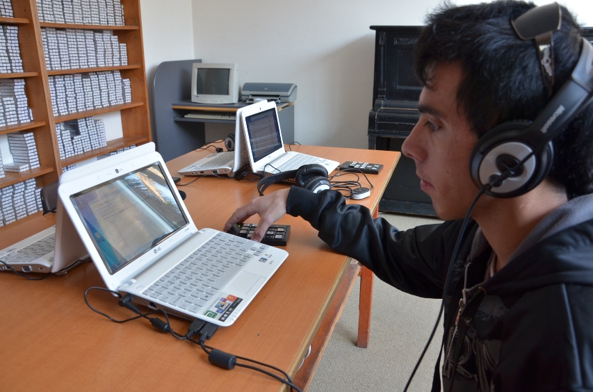 Joven utilizando un computador