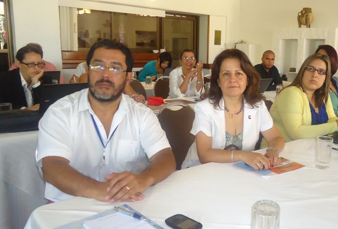 Los representantes del Senadis, Eladio Recabarren y Elia Puentes, respectivamente. 