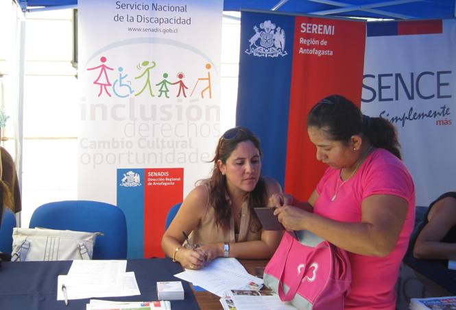 La profesional del Senadis, Jocelyn Franco, atendiendo a usuaria.