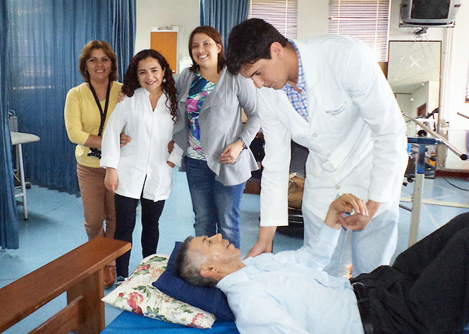 Directora Regional (s) durante su visita al CESFAM Carmela Carvajal de Puerto Montt.