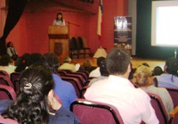 En la fotografía aparece la Coordinadora Regional hablando a los asistentes