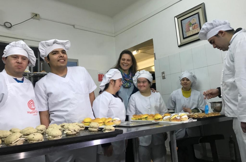 Directora Nacional e integrantes de Panadería Inclusiva Los Amasadores, taller laboral de la Fundación Motivando Vidas, financiado por FONAPI 2019.