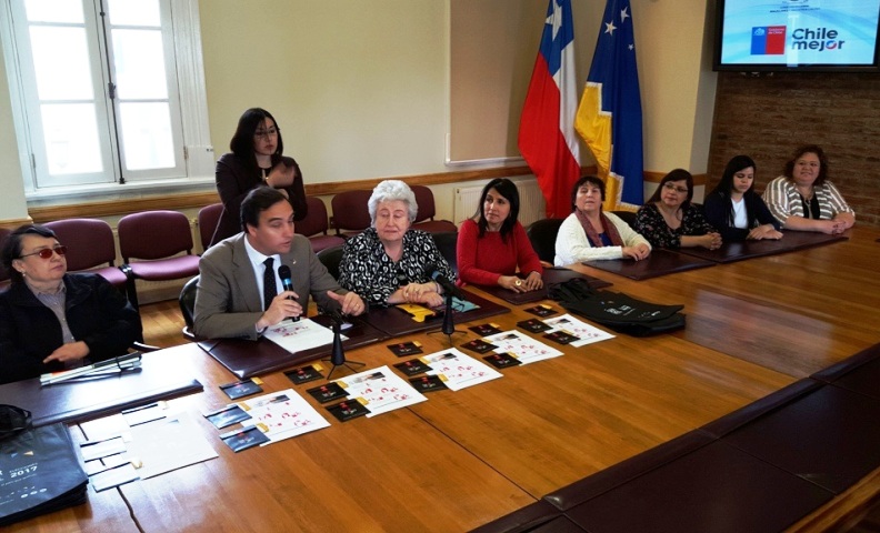 Autoridades junto a las personas que asistieron a la actividad.