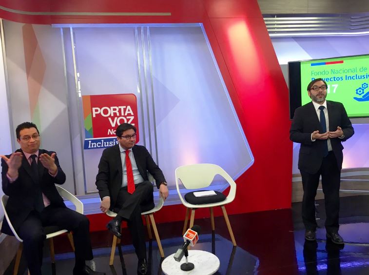 Ministro Marcos Barraza, Director Nacional del SENADIS e intérprete en Lengua de Señas en estudios de Arcatel 