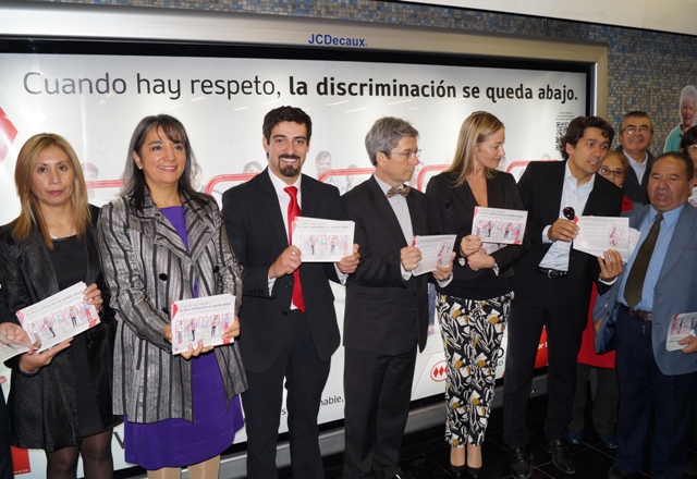 Ministra Villegas junto a Directores del Senadis y Senama mostrando los folletos de la campaña. 