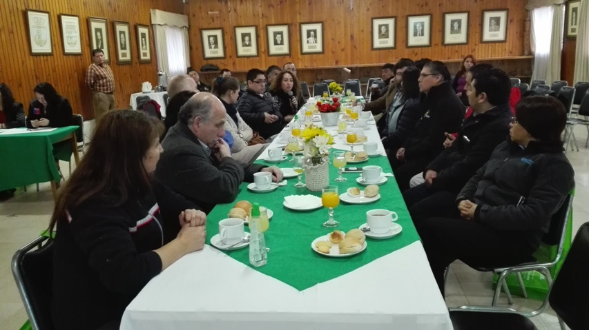 Participantes en el desayuno. 