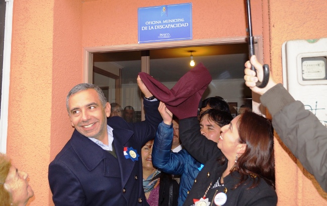 Autoridades inaugurando la oficina de la discapacidad