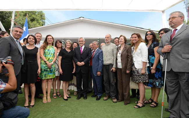 Presidente Piñera junto a representantes de organizaciones de y para personas con discaapcidad