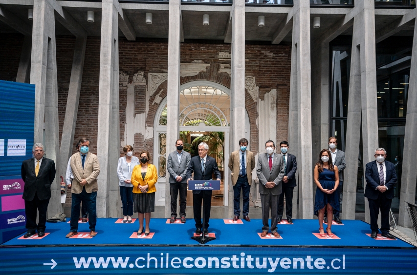 Presidente Piñera junto con autoridades e invitados en el lanzamiento de plataforma sobre el proceso constituyente.