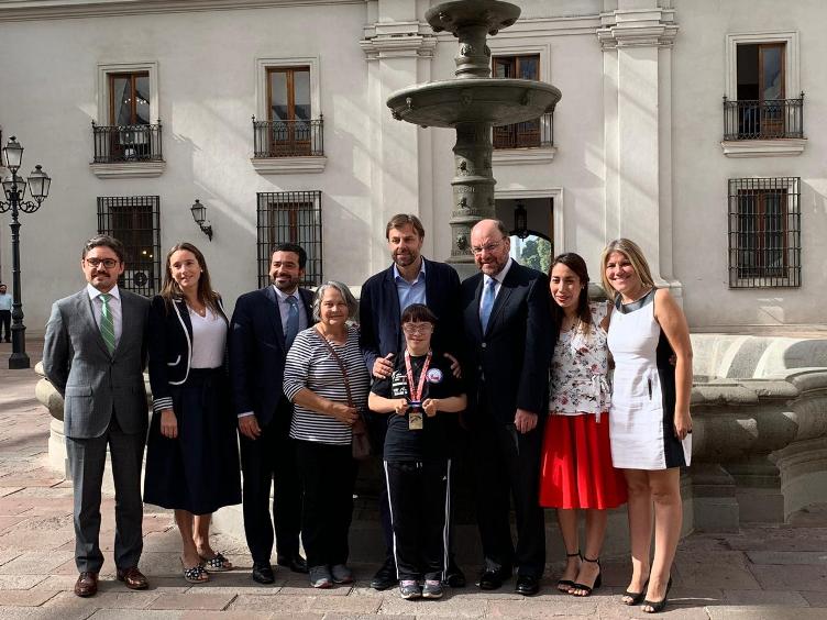 Autoridades junto a Paloma en su visita a La Moneda. 