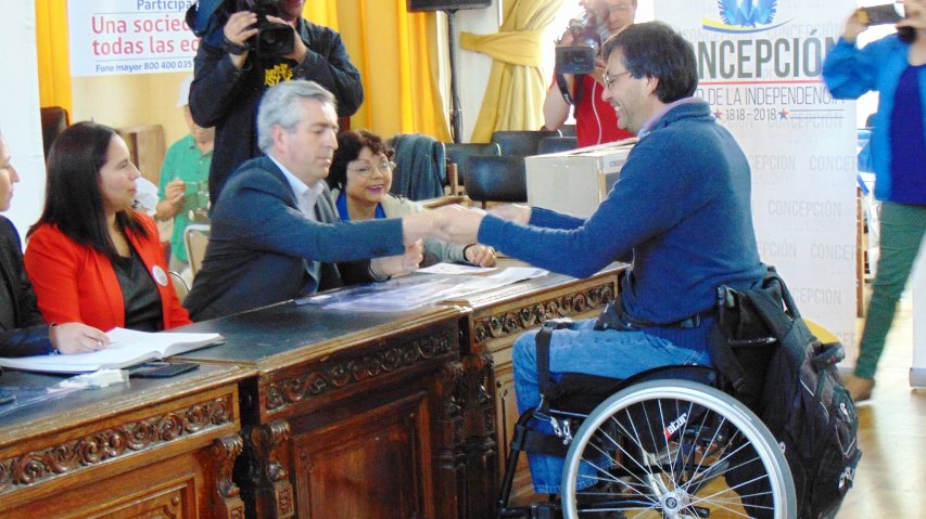 Autoridades junto a las personas que asistieron a la actividad.