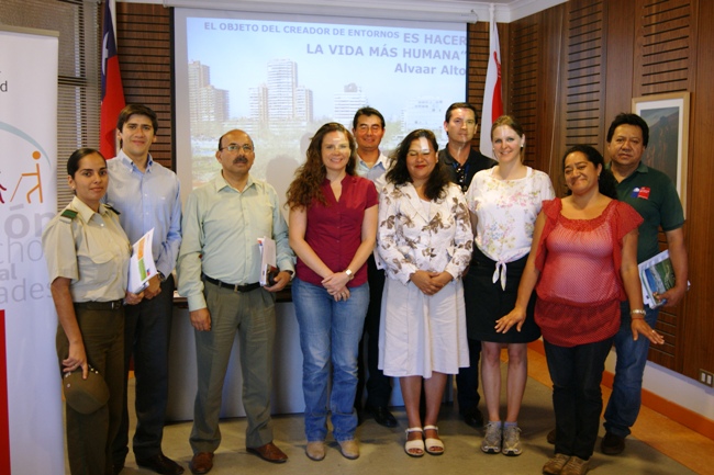 Directora Nacional junto a funcionarios públicos de Isla de Pascua