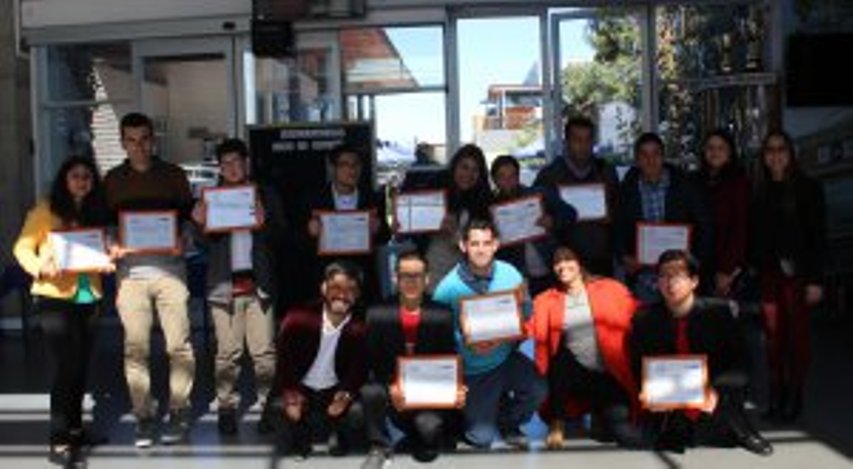 Director Regional de Senadis junto a los alumnos certificados.