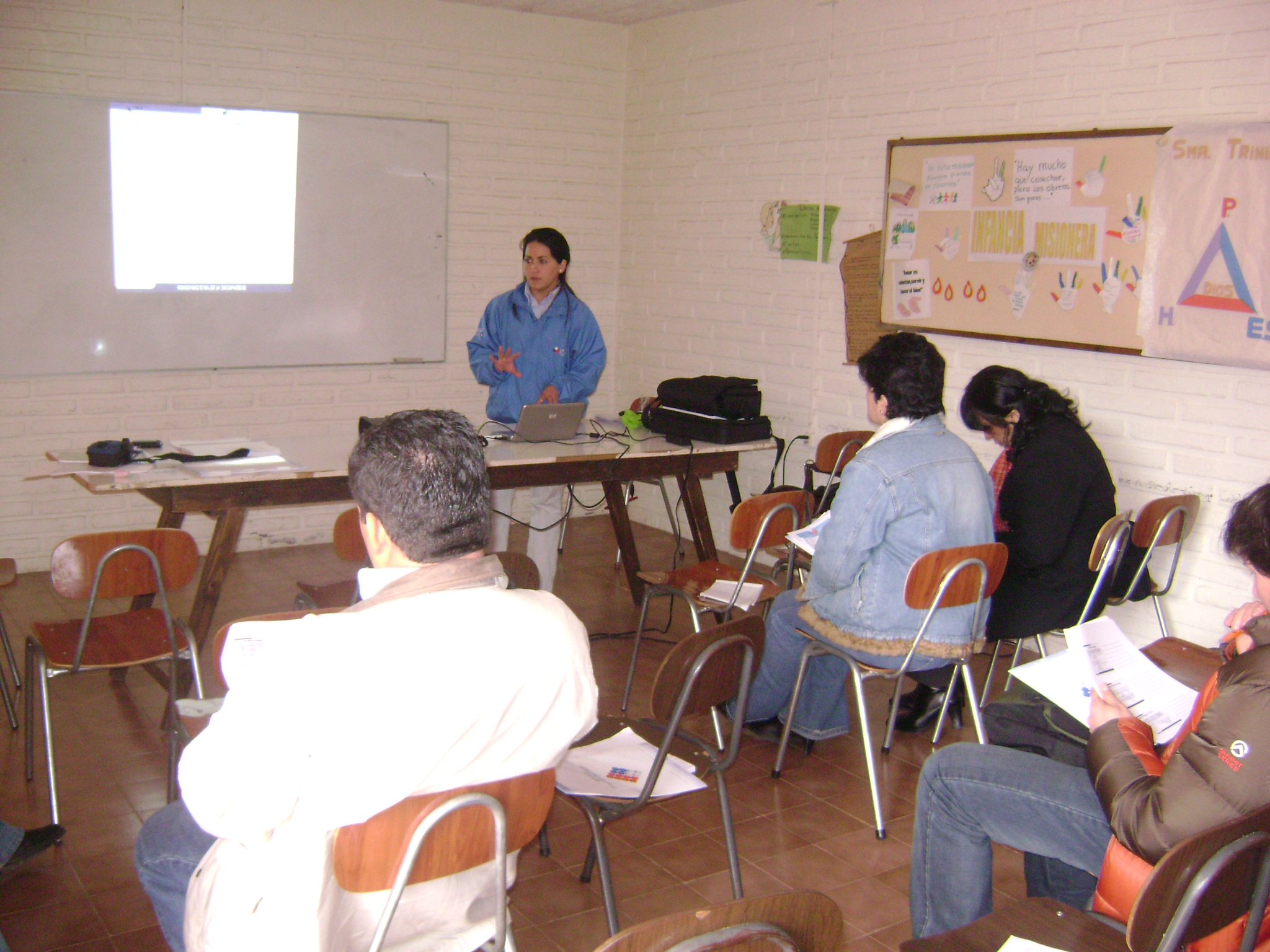 En la fotografía aparece la Coordinadora Regional, Eugenia Cabezas, impartiendo el taller