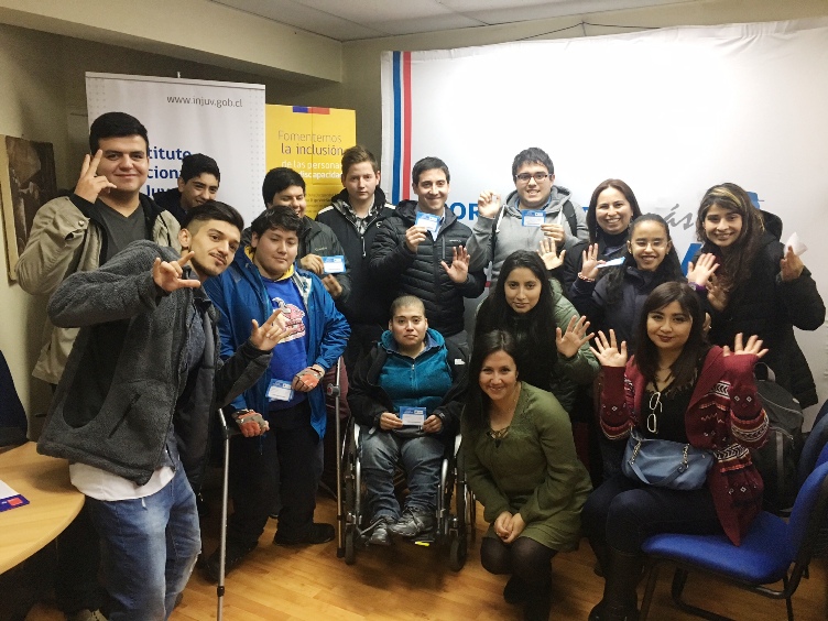 Jóvenes beneficiados junto a las autoridades. 