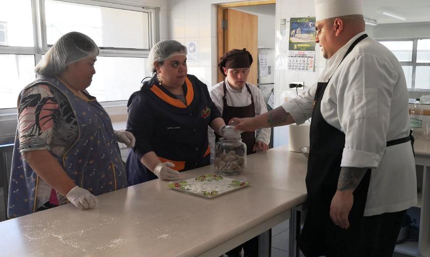 Personas con discapacidad que dan vida a la panadería inclusiva. 