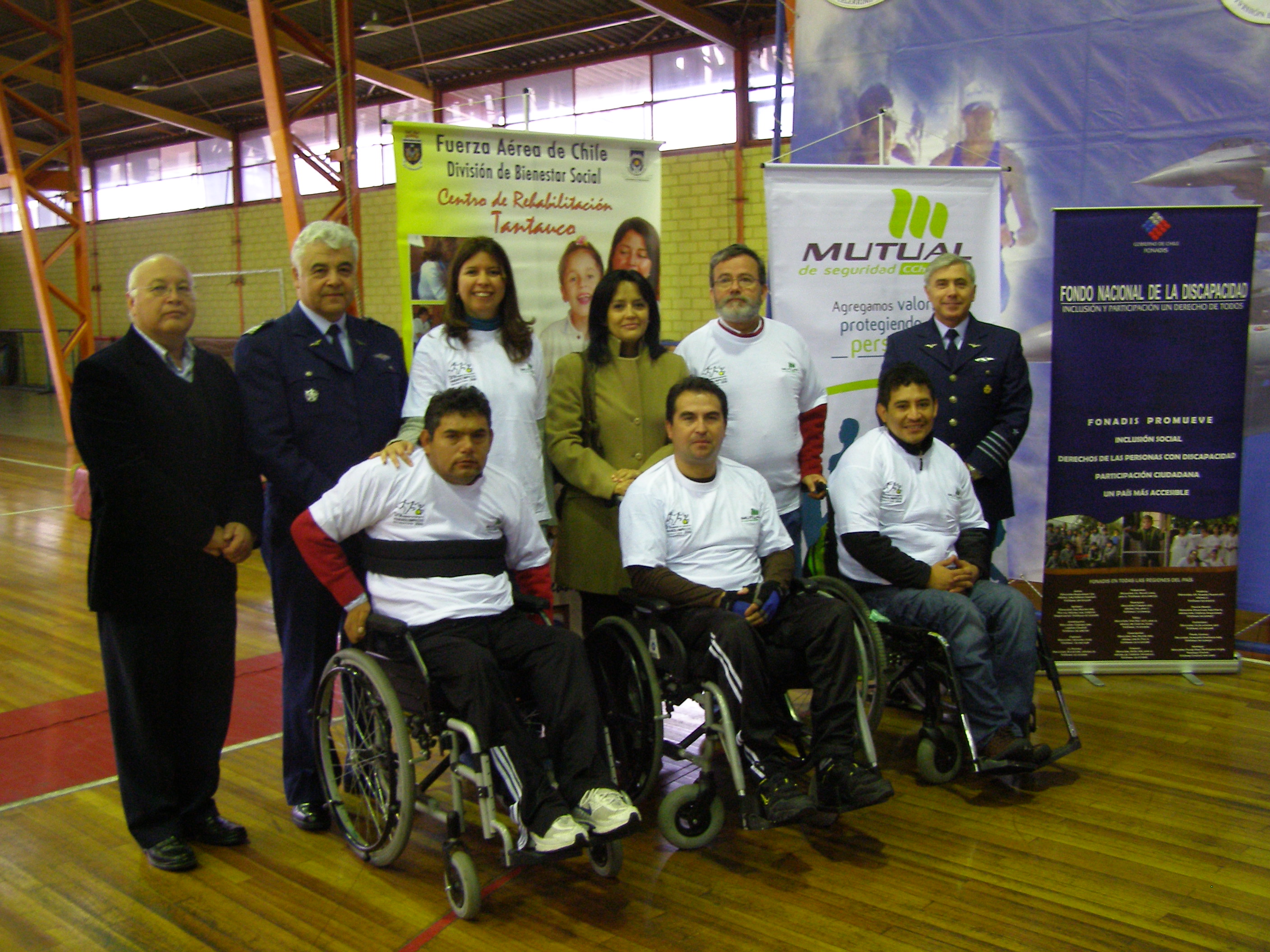 En la foto aparecen la Coordinadora Regional, deportistas con discapacidad y los organizadores