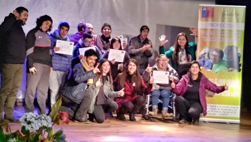 Autoridades junto a las personas que asistieron a la actividad.