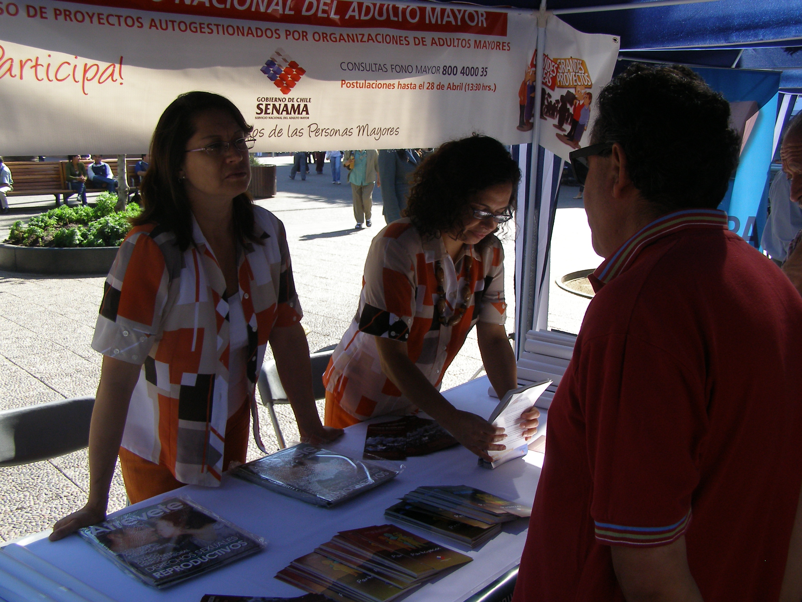 En la fotografía aparecen las profesionales de Fonadis entregando información a los asistentes