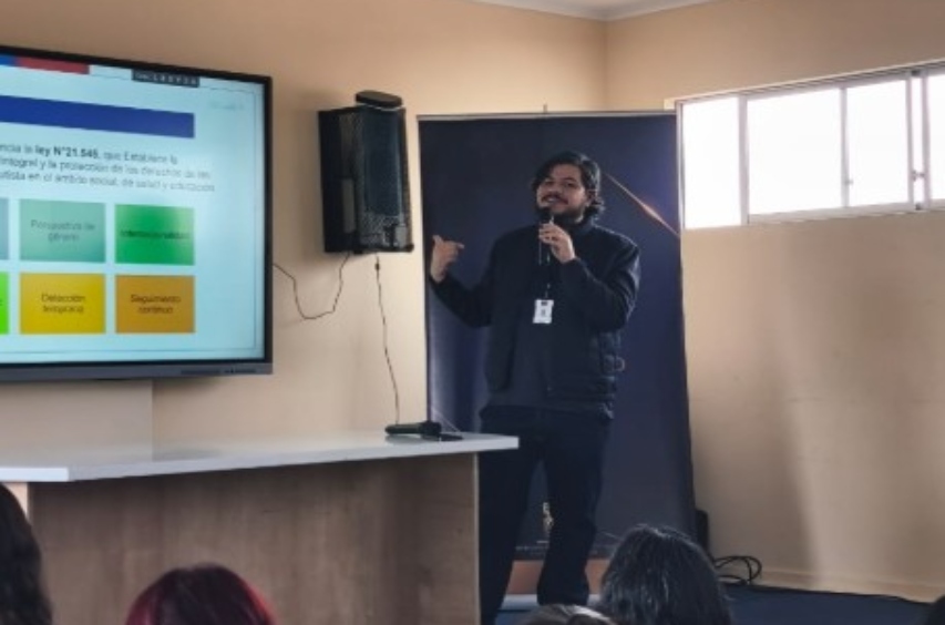 Profesional de Senadis expone en la actividad.