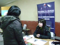 En la foto aparece una profesional de la Oficina Regional de Temuco atendiendo una consulta ciudadan