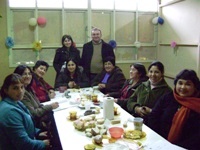 En la foto aparecen un grupo de personas que asistieron a la charla