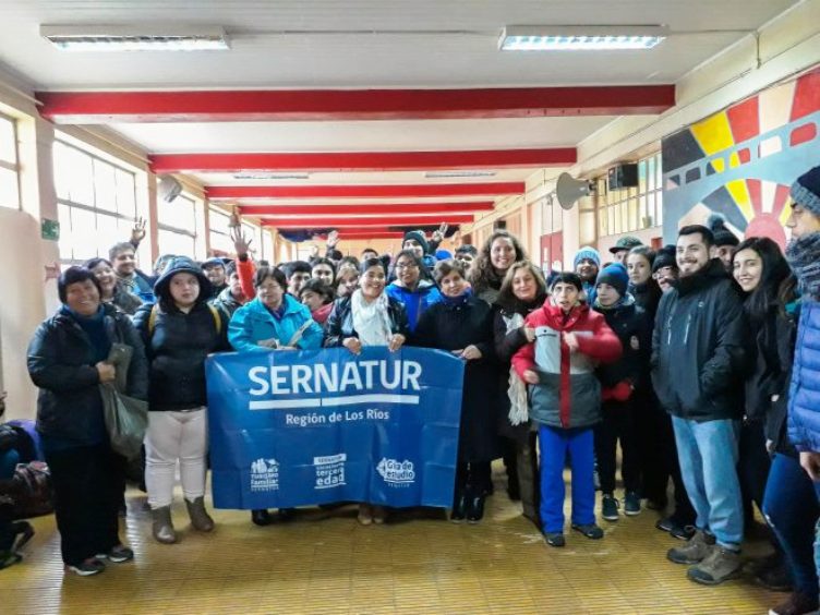 Autoridades junto a las personas beneficiadas.