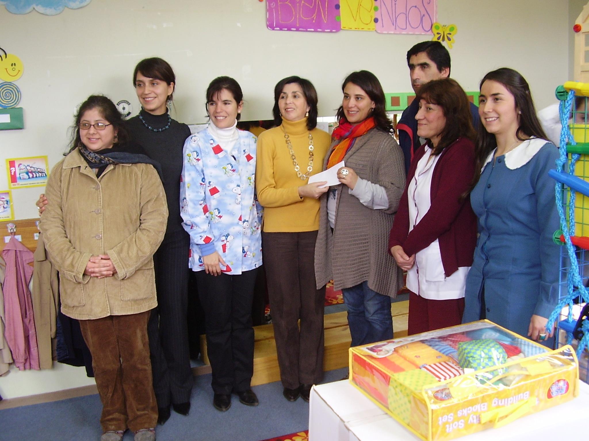 En la fotografía aparece Daniela Guerrero, junto a Edita Mancilla, alcaldesa de Pucón y el equipo 
