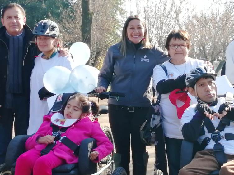 Autoridades junto a las personas beneficiadas por el proyecto.