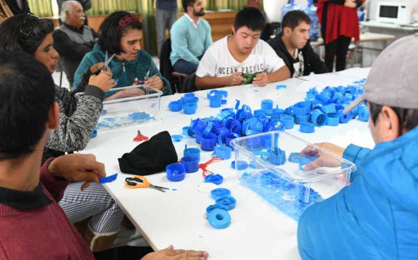 Jóvenes con discapacidad participan del taller de reciclaje. 