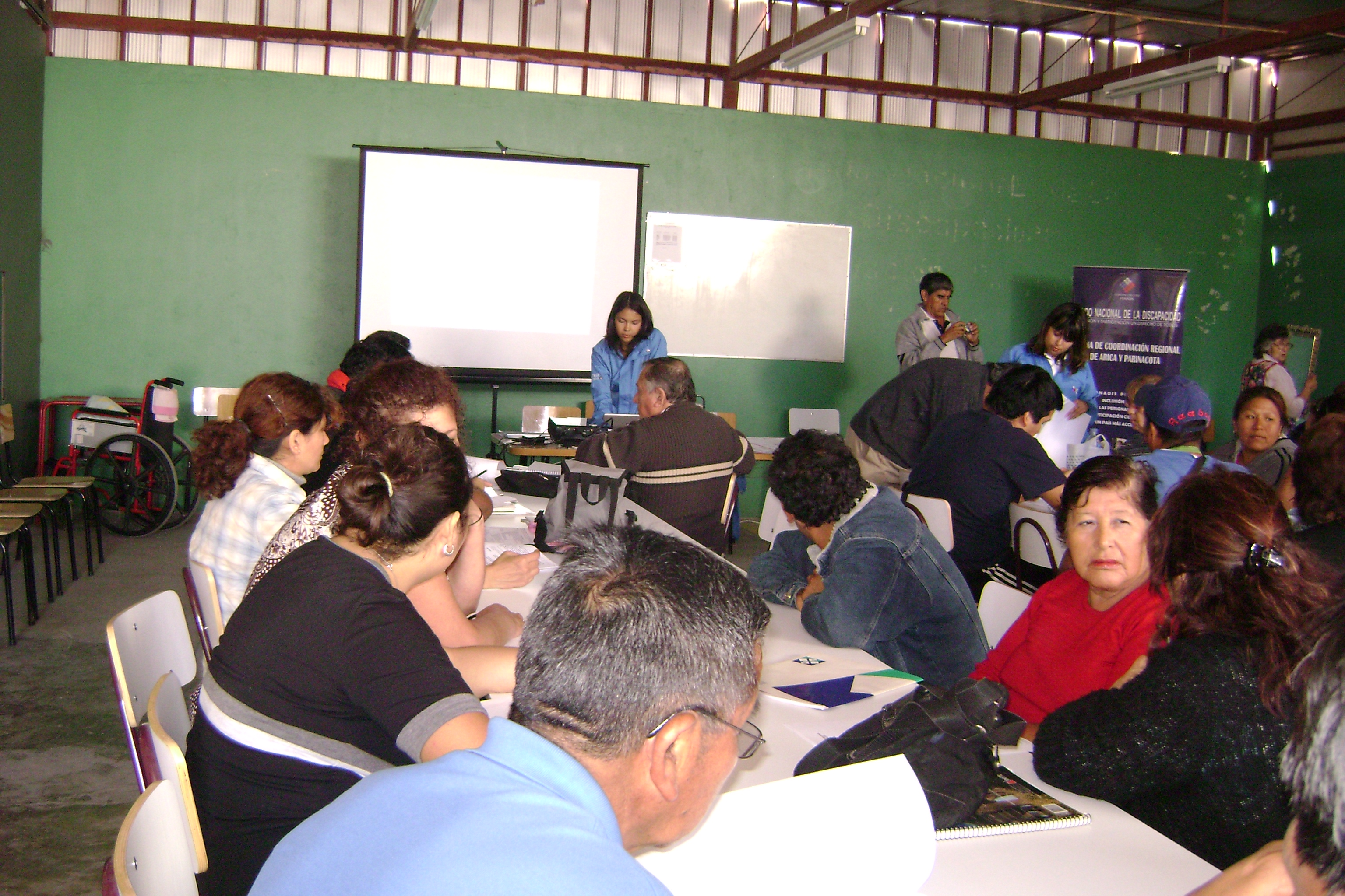 Las profesionales de Fonadis están realizando el taller a los asistentes