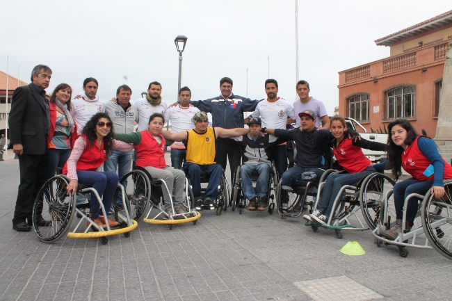 Autoridades regionales junto a personas que participaron en la actividad Ponte en mi Lugar