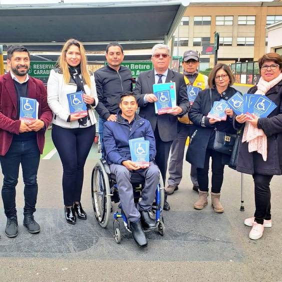 Autoridades junto a las personas que asistieron a la actividad.