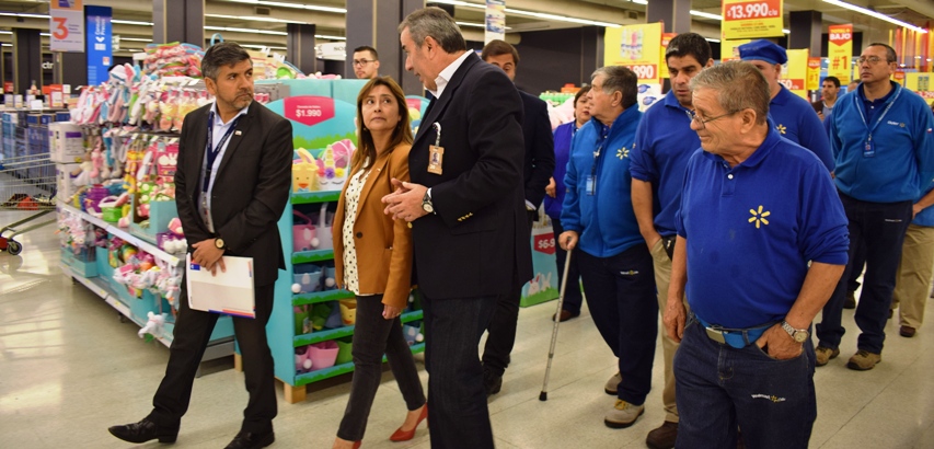 Autoridades recorren el supermercado Lider junto a trabajadores con discapacidad.