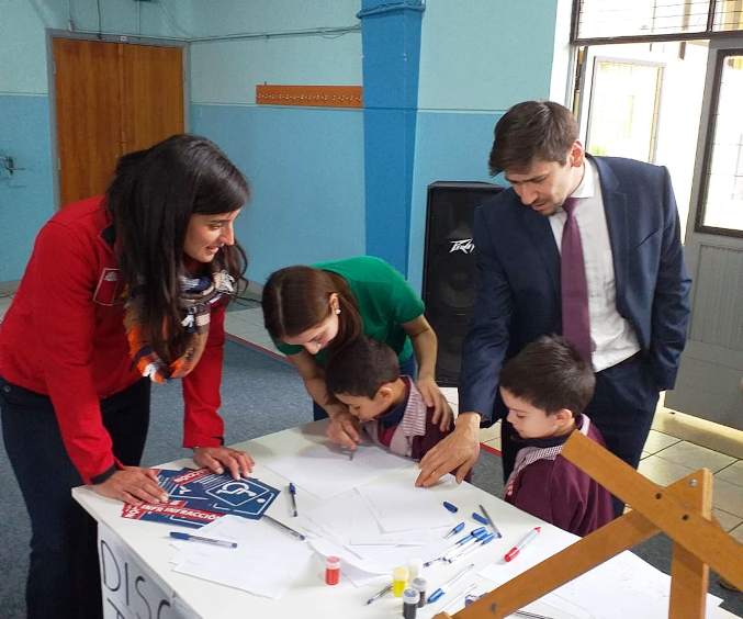 Autoridades participan junto a los niños en una actividad lúdica. 