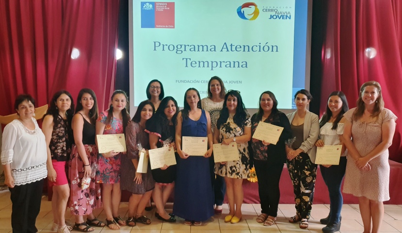 Directora Nacional de Senadis junto a representantes de las instituciones beneficiadas.