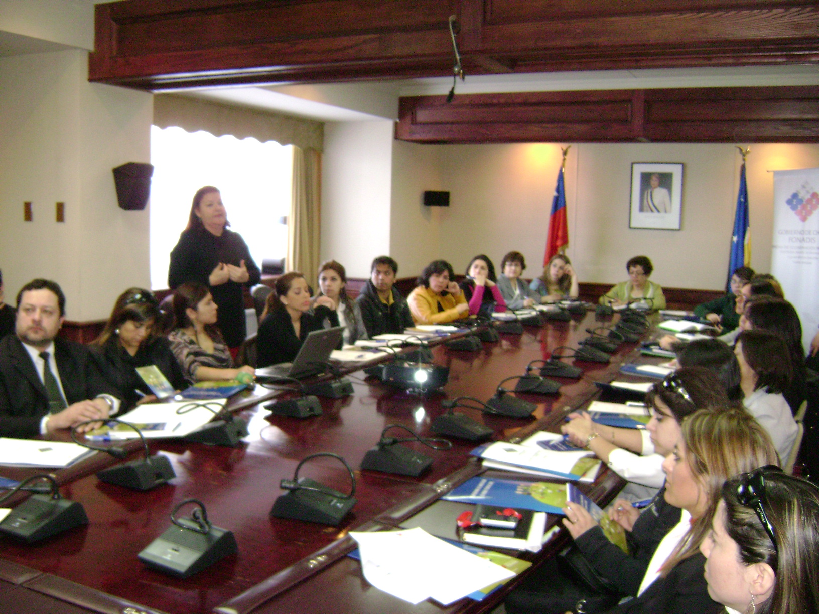 Aparece la profesional de Fonadis, Lucía Vivanco, realizando una de las jornadas de trabajo